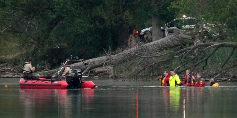Equipos del condado de Ramsey buscan los cuerpos de una mujer y sus tres hijos en el lago Vadnais en Vadnais Heights, Minnesota.