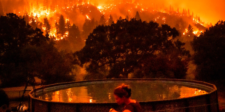El incendio en el Bosque Nacional Klamath, en California, amenaza la vivienda de una residente, el 30 de julio de 2022.