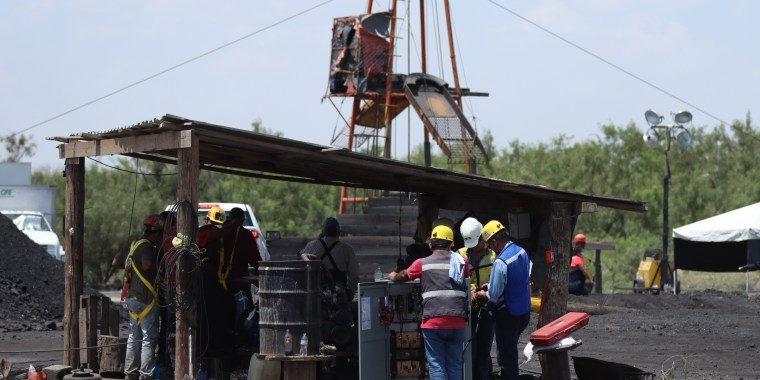 Soldados mexicanos y miembros del equipo de rescate trabajan en la mina de Coahuila, donde 10 trabajadores quedaron atrapados el 6 de agosto de 2022.