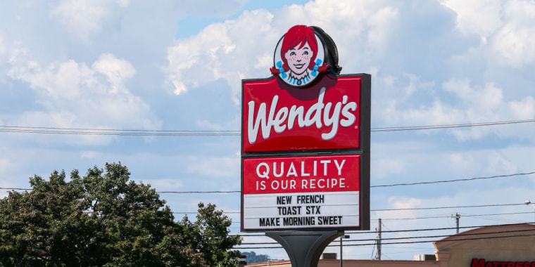 El trabajador de Wendy's fue inicialmente imputado por agresión, pero tras la muerte del cliente fue acusado de asesinato en segundo grado.