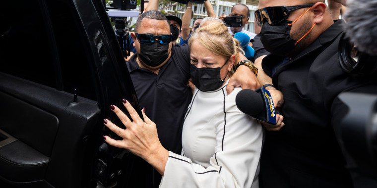 La ex gobernadora de Puerto Rico, Wanda Vázquez, sale de un tribunal después de ser liberada bajo fianza, en San Juan, Puerto Rico, el jueves 4 de agosto de 2022.