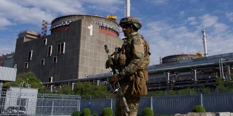 Un militar ruso patrulla el territorio de la central nuclear de Zaporizhzhia en Energodar el 1 de mayo de 2022.