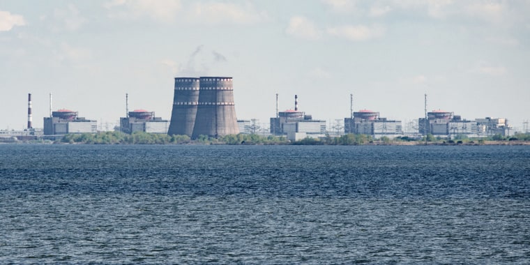 Una vista general muestra la planta de energía nuclear de Zaporizhzhia, situada en el área controlada por Rusia de Enerhodar.