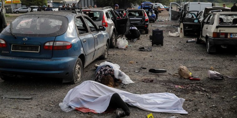 Varios cadáveres yacen en el suelo tras un ataque ruso contra un convoy humanitario perpetrado cerca de la ciudad de  Zaporizhzhia el 30 de septiembre de 2022.