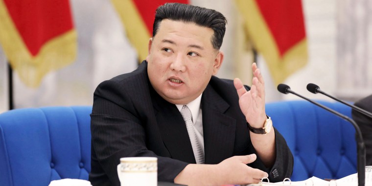 El líder norcoreano Jong-un asiste a una reunión de la Comisión Militar Central del gobernante Partido de los Trabajadores en Pyongyang, Corea del Norte, en junio de 2022.