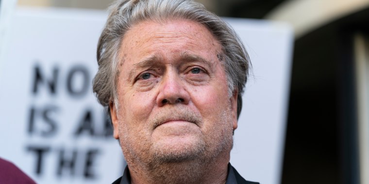 El exasesor de la Casa Blanca, Steve Bannon, a la salida del tribunal federal en Washington, el 22 de julio de 2022.