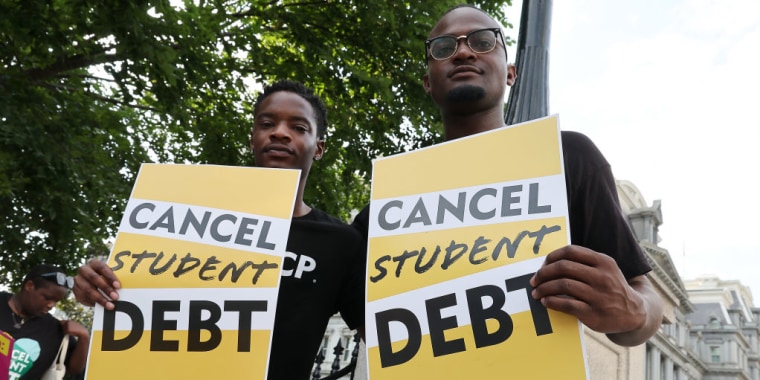 Beneficiarios de préstamos estudiantiles organizan una concentración frente a la Casa Blanca para celebrar la cancelación de la deuda estudiantil por parte del presidente Biden.