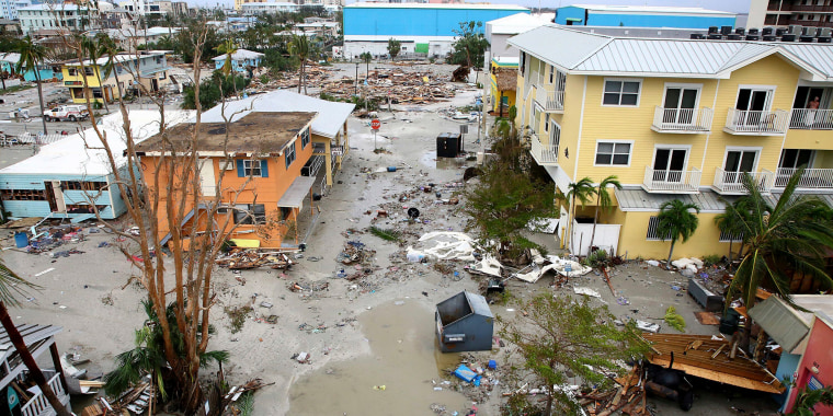 La foto muestra viviendas y locales comerciales dañados en Fort Myers Beach, Florida, 29 de setiembre de 2022 luego del paso del huracán Ian.