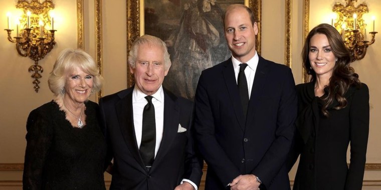 El rey Charles III y los príncipes de Gales posan por primera vez juntos