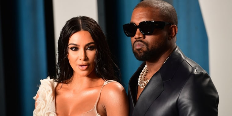 Kim Kardashian y Kanye West asisten a la fiesta de los Oscar de Vanity Fair celebrada en el Centro de Artes Interpretativas Wallis Annenberg en Beverly Hills, en 2020.