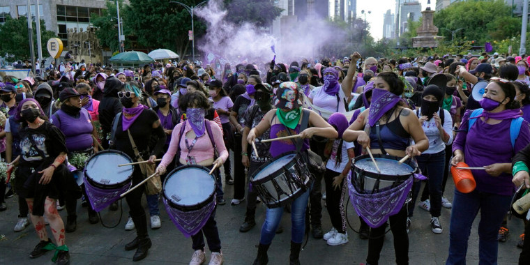 Mujeres protestan en Ciudad de México en el  Día Internacional de la Eliminación de la Violencia de Género, el 25 de noviembre de 2022.