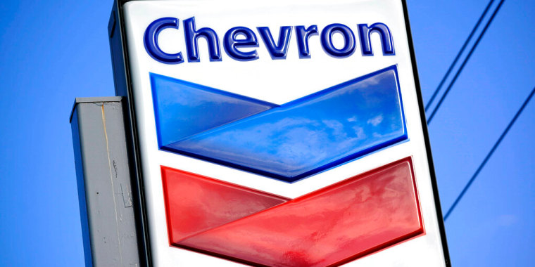 El logo de Chevron en una gasolinera de Bradenton, Florida.