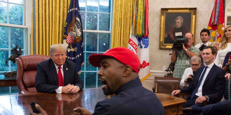 El expresidente, Donald Trump se reúne con el rapero Kanye West en el Despacho Oval de la Casa Blanca en Washington D.C., el 11 de octubre de 2018.