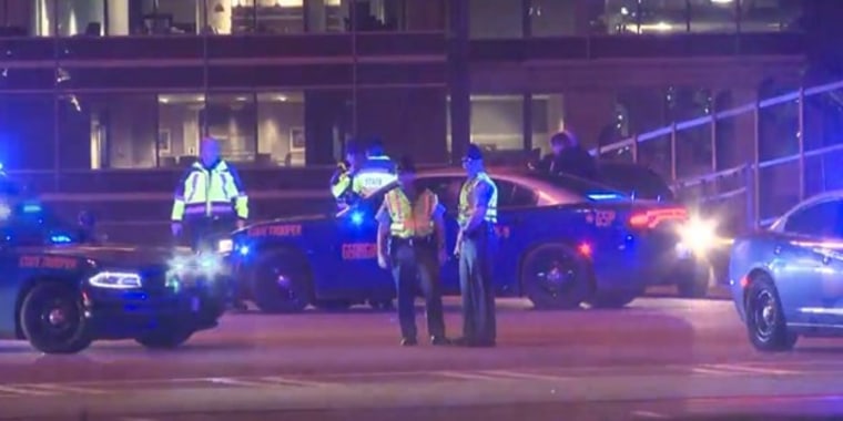 La policía de Atlanta responde a un tiroteo cerca de un centro comercial, el 26 de noviembre de 2022.