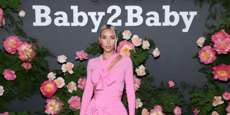 Kim Kardashian asiste a la Gala Baby2Baby 2022 presentada por Paul Mitchell en el Pacific Design Center en West Hollywood, California.