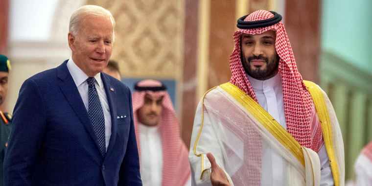 El príncipe heredero saudí Mohammed bin Salman, a la derecha, recibe al presidente Joe Biden a su llegada al palacio Al-Salam en Jeddah, Arabia Saudí, el 15 de julio.