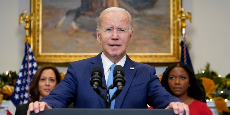 El presidente, Joe Biden, anuncia la liberación de la estrella de la WNBA, Brittney Griner, en un intercambio de prisioneros con Rusia, el jueves 8 de diciembre de 2022, en la Sala Roosevelt de la Casa Blanca en Washington.