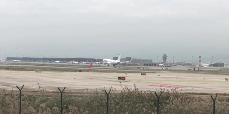 Aeropuerto El Prat en Barcelona, España, donde un avión hizo un aterrizaje de emergencia este miércoles.