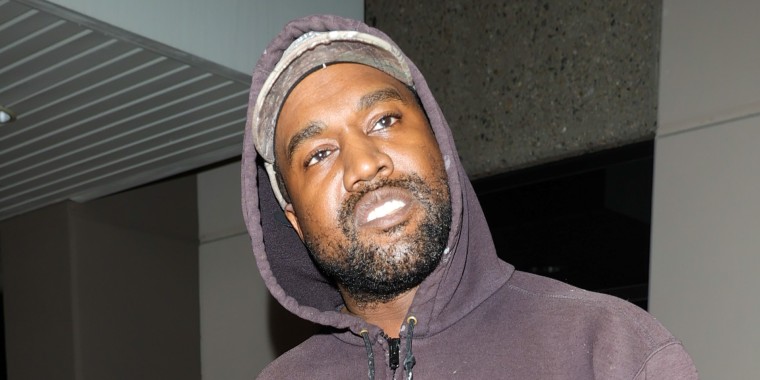 Kanye West luce una sudadera descuidada. 