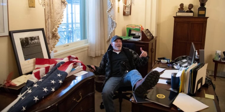 Richard Barnett, partidario de Trump, dentro de la oficina de la entonces presidenta de la Cámara de Representantes, Nancy Pelosi, el 6 de enero de 2021.