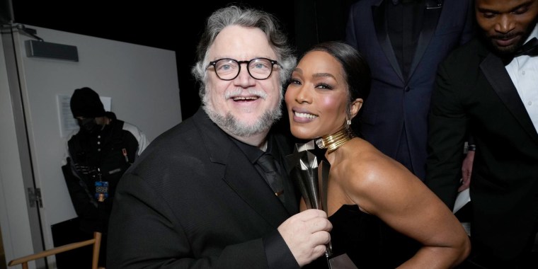Guillermo del Toro y Angela Bassett, ganadores de los Critics Choice Awards 2023, en el backstage de la entrega de premios.