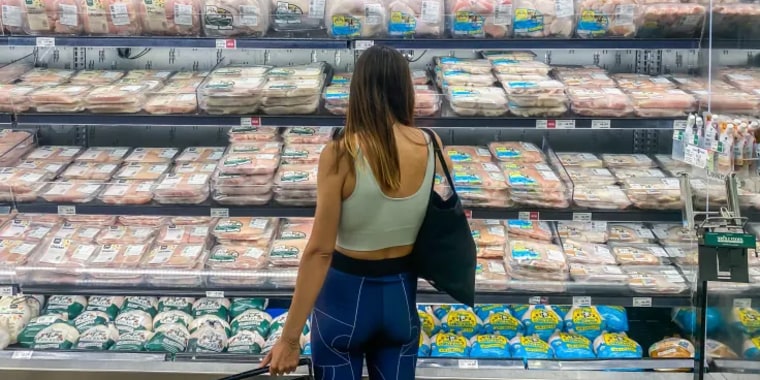 Una mujer compraba pollo en un supermercado de Santa Monica, California, el 13 de septiembre de 2022.