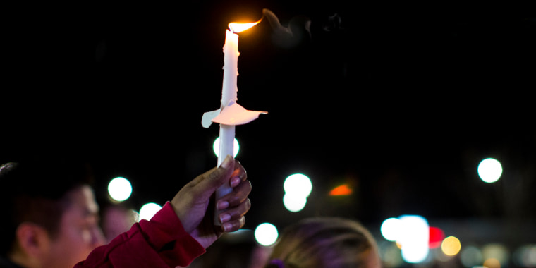 Una vela encendida durante una vigilia que realizaron el lunes 9 de enero los residentes de Newport News, Virginia, en honor a la maestra de primer grado Abby Zwerner, a quien un niño de 6 años hirió de gravedad con un arma de fuego.