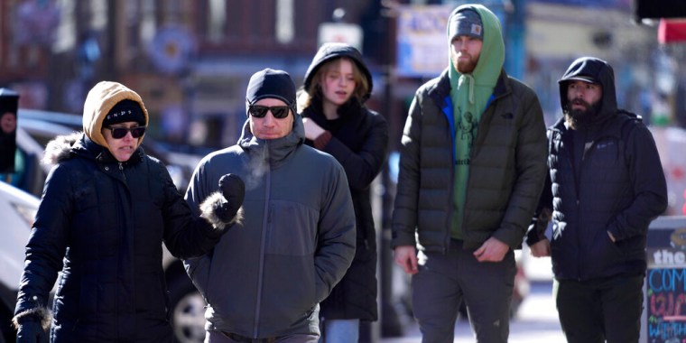 Peatones vestidos para el frío en Portsmouth, New Hampshire, el 3 de febrero de 2023.