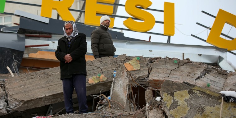 Un hombre reza sobre un edificio derrumbado en Malatya, Turquía, el martes 7 de febrero de 2023. 