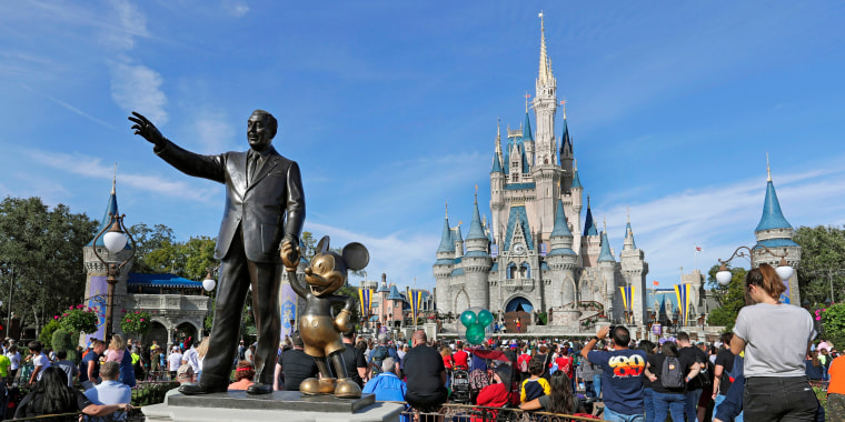 Una estatua de Walt Disney y Micky Mouse en el parque de diversiones de Magic Kingdom, Florida, el 8 de febrero de 2023.