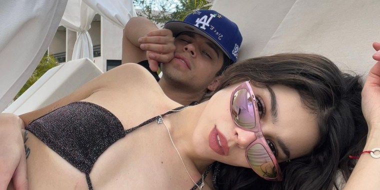 Danna Paola en bikini junto a su novio Alex Hoyer