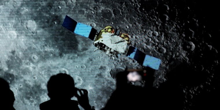 Una foto de pantalla muestra a la nave china Chang'e-5 sobrevolando la Luna, durante un evento sobre exploración lunar en el Observatorio Astronómico Nacional, en la Academia de Ciencia de China, en enero de 2021.
