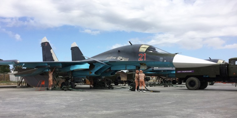 Soldiers prepare a Suchoi Su-34 jet at the Russian Hamaimim airbase