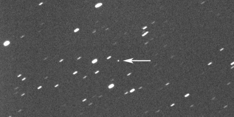 El asteroide 2023 DZ2, señalado por una flecha en el centro de la imagen, a unos 1.1 millones de millas de distancia de la Tierra.