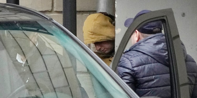El reportero de The Wall Street Journal, Evan Gershkovich, es trasladado por agentes, desde un tribunal  a un autobús en Moscú, Rusia, el jueves 30 de marzo de 2023.