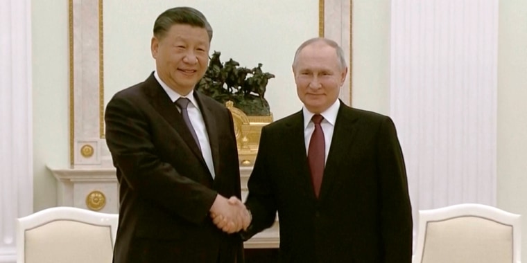 El presidente de China, Xi Jinping (izquierda), y el presidente ruso, Vladimir Putin durante su reunión en Moscú, Rusia, el lunes 20 de marzo de 2023.