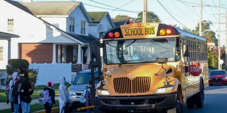 Un grupo de estudiantes sube a un autobús escolar en Muhlenberg, Pennsylvania, el 20 de octubre de 2021.