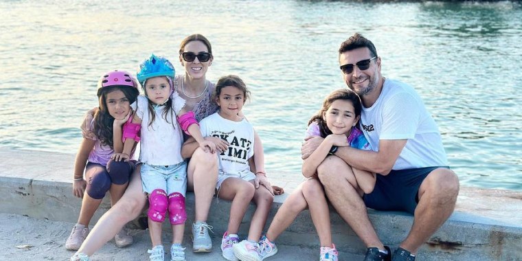 Jacky Bracamontes con su esposo Martín Fuentes y las hijas que comparten.