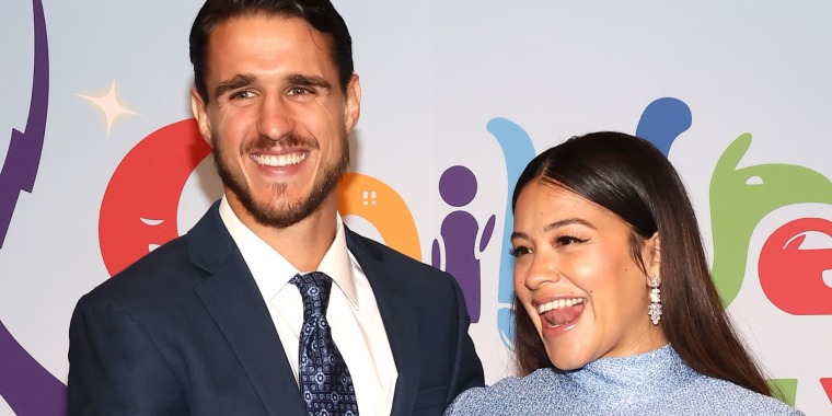 Joe Locicero y Gina Rodriguez en los Emmy Children's & Family 2022 el 11 de diciembre de 2022 en Los Ángeles, California.