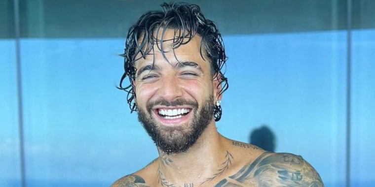 Maluma posando sexy