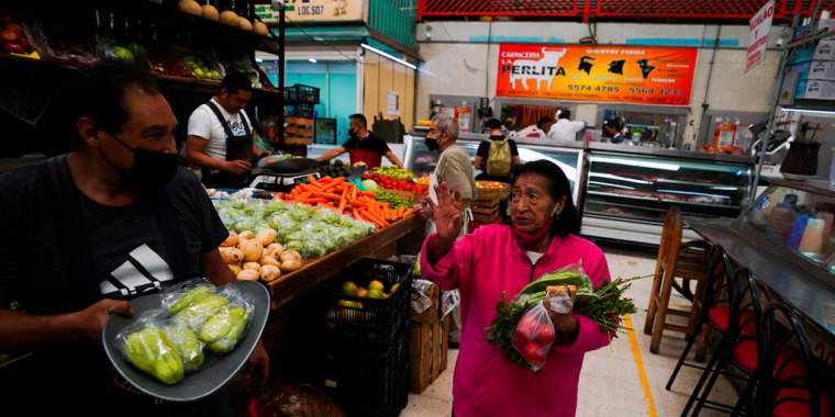 Una mujer compra vegetales en un mercado de Ciudad de México, el 9 de agosto de 2022.