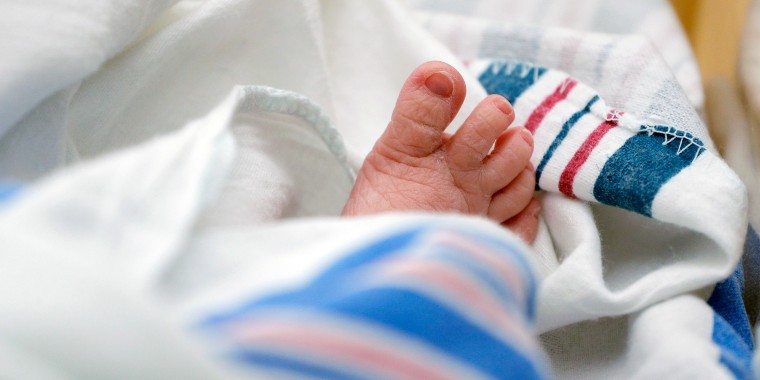 Los dedos de un bebé se ven DHR Salud, 29 de julio de 2020, en McAllen, Texas. Dutton y Wrenlee están en alza, pero no son rival para los campeones Liam y Olivia como los nombres de bebé más importantes en los EE.UU. el año pasado.