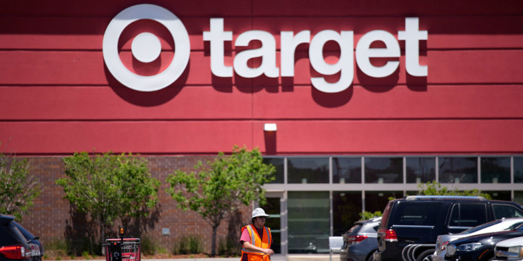 Un trabajador en el estacionamiento de una tienda Target, el 9 de junio de 2021, en Highlands Ranch, Colorado. 