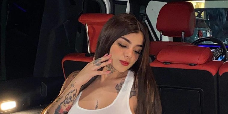 Karely Ruiz posa en el interior de una camioneta.