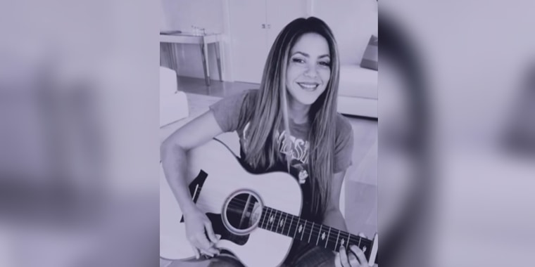 Shakira canta 'Acróstico' desde casa, 2023.