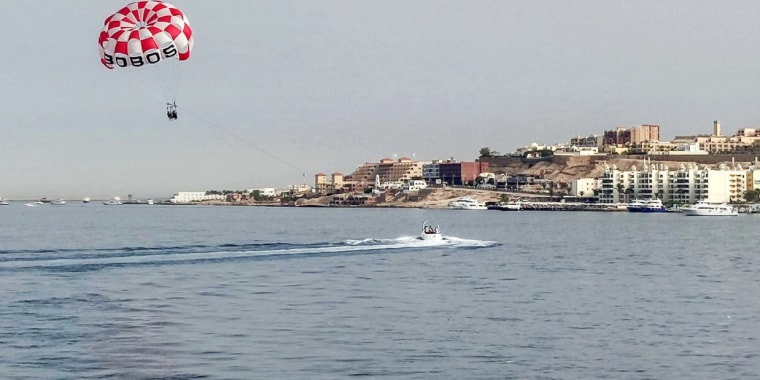 Turistas en las aguas del mar Rojo en la localidad egipcia de Hurghada el jueves. 