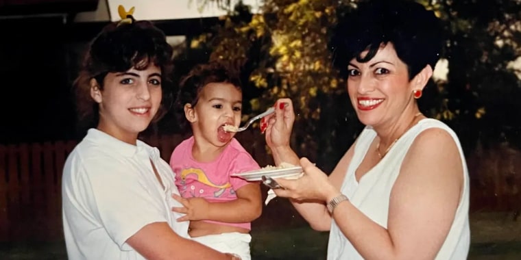 Ani Mezerhane (cuando era bebé) y su abuela.