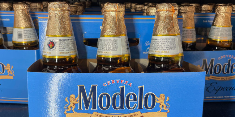 Cajas de cervezas modelo en el anaquel de una tienda en San Rafael, California, el 6 de abril de 2023.