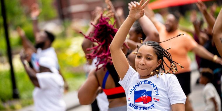 Jóvenes participan en una clase de ejercicios organizada por FITDC como parte de la feria de salud y bienestar por el Juneteenth en Franklin Park en Washington, el lunes 19 de junio de 2023.