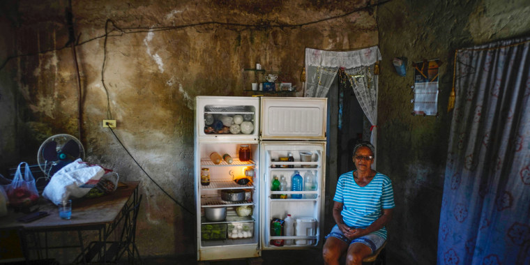 Rosa López, una mujer cubana, mostraba su refrigerador antes de cocinar para sus nietos en medio de la escasez de gas en Mariel, Cuba, el 18 de mayo de 2023. 